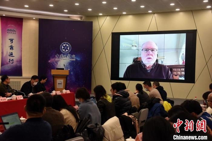 美國伊利諾伊大學(xué)教授理查德？克魯切爾通過視頻點(diǎn)評(píng)FAST測(cè)量星際磁場(chǎng)最新研究成果?！?lt;a target='_blank' href='/'>中新社</a>記者 孫自法 攝