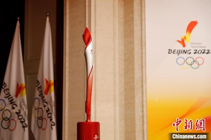 展示的北京冬奧會火炬?！〗x 攝