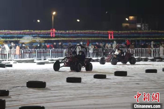 來吧，一起體驗(yàn)雪地越野車的刺激吧?！∮诤Ｑ?攝