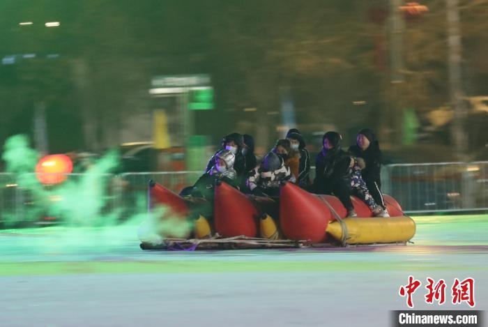 民眾沉醉在冰上香蕉船的快樂中?！∮诤Ｑ?攝