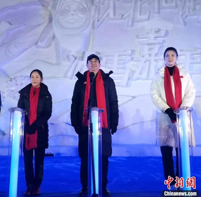 前女排國(guó)家隊(duì)隊(duì)長(zhǎng)奧運(yùn)冠軍惠若琪(右一)，中國(guó)女子田徑競(jìng)走奧運(yùn)冠軍王麗萍(左一)助陣當(dāng)晚活動(dòng)?！≮w桂華 攝