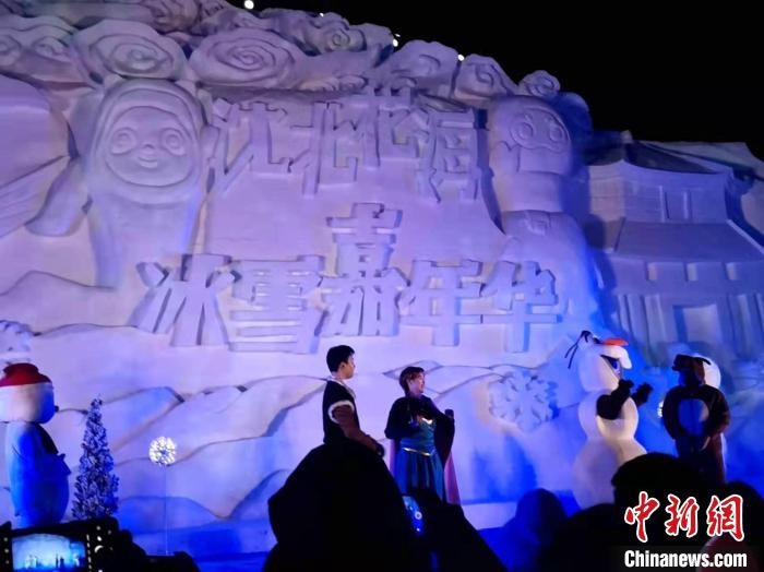 活動(dòng)現(xiàn)場(chǎng)表演的《冰雪奇緣》很受歡迎。　趙桂華 攝