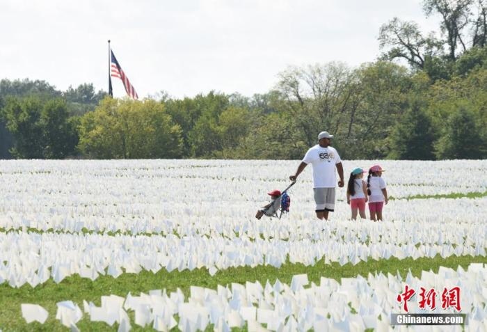 當(dāng)?shù)貢r間2021年9月18日，美國首都華盛頓國家廣場上插著數(shù)十萬白色旗幟，悼念新冠逝者。這個名為“在美國：銘記”藝術(shù)裝置由美國藝術(shù)家弗斯滕伯格(Suzanne Firstenberg)策劃，她計劃在兩周內(nèi)與公眾一起在華盛頓國家廣場插上與美國新冠死亡病例數(shù)對應(yīng)的白旗，以示悼念。 <a target='_blank' href='/'>中新社</a>記者 陳孟統(tǒng) 攝