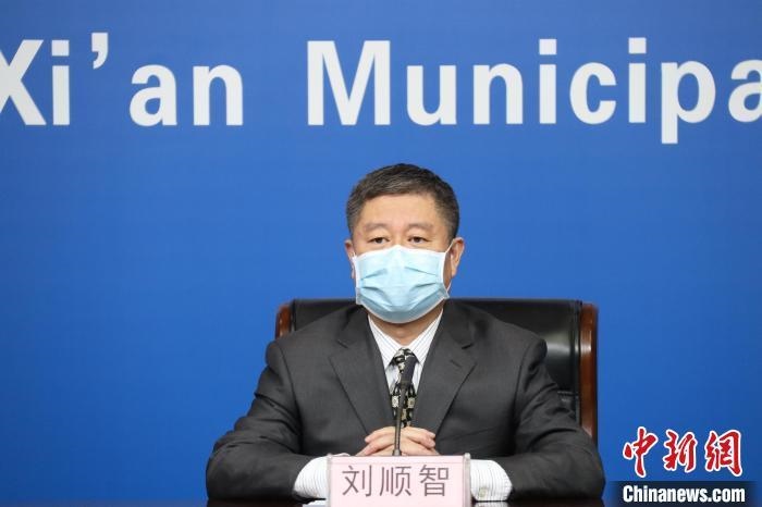 圖為西安市衛(wèi)生健康委主任劉順智6日在新聞發(fā)布會上?！∥靼彩姓﹫D