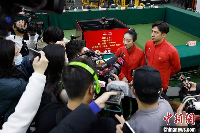 1月5日晚，全力沖刺北京冬奧學習座談會在北京舉行。座談會后，中國花樣滑冰雙人滑組合隋文靜、韓聰接受記者采訪。 <a target='_blank' href='/'>中新社</a>記者 富田 攝