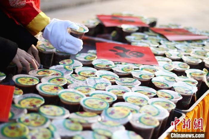 資料圖：工作人員將定制的臘八粥擺放整齊?！°蟛?攝