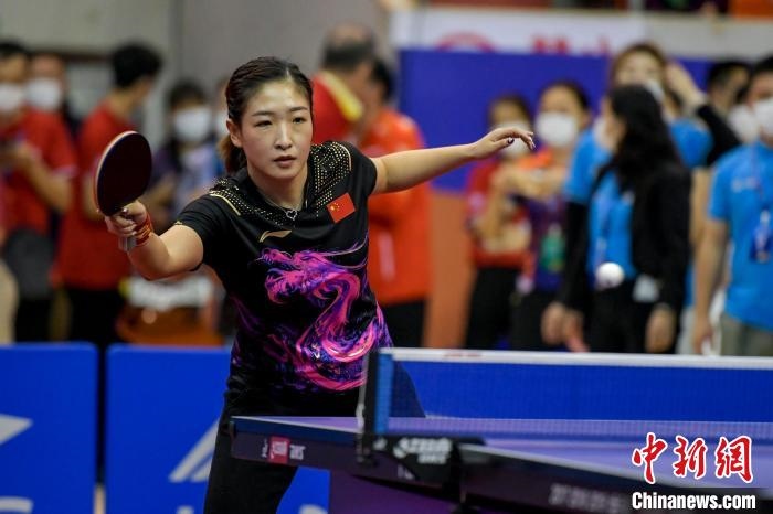 劉詩雯在2021年全國乒乓球“業(yè)余球王”總決賽中與選手互動交流球技?！●樤骑w 攝