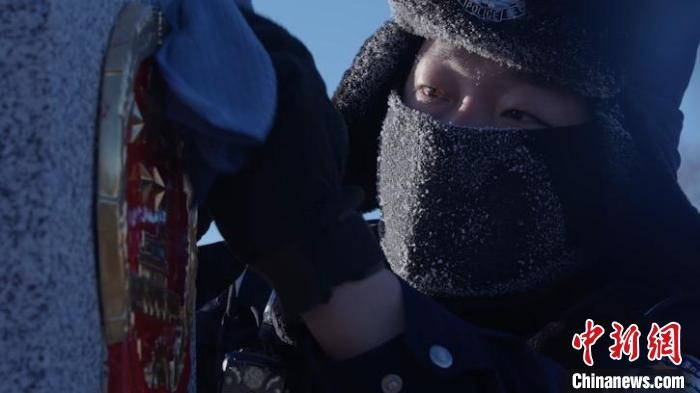 圖為恩和哈達(dá)邊境派出所的9名民警踏雪巡邊?！⒕S明 攝