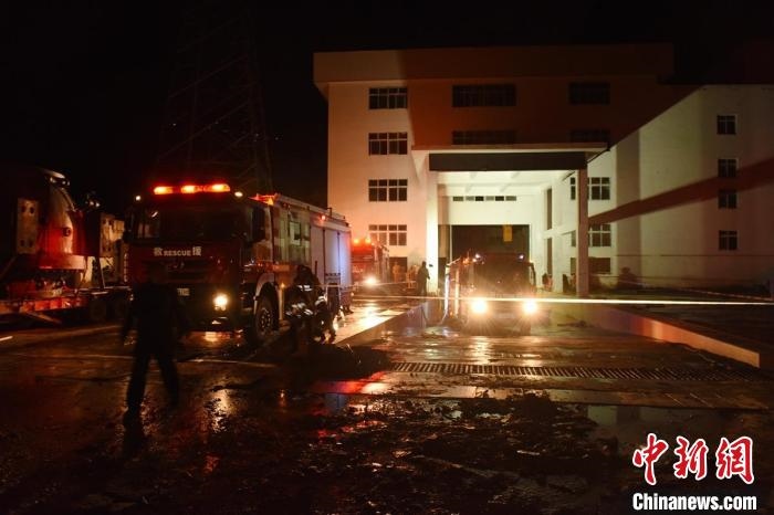 丹巴關(guān)州電站外多臺(tái)消防車輛正在開展排水作業(yè)。　周勇 攝