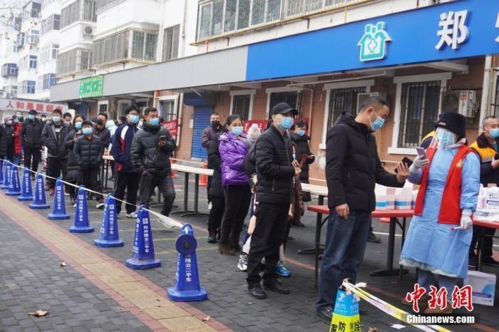 資料圖：1月7日，河南鄭州，市民有序排隊進行核酸檢測。<a target='_blank' href='/'>中新社</a>記者 劉鵬 攝