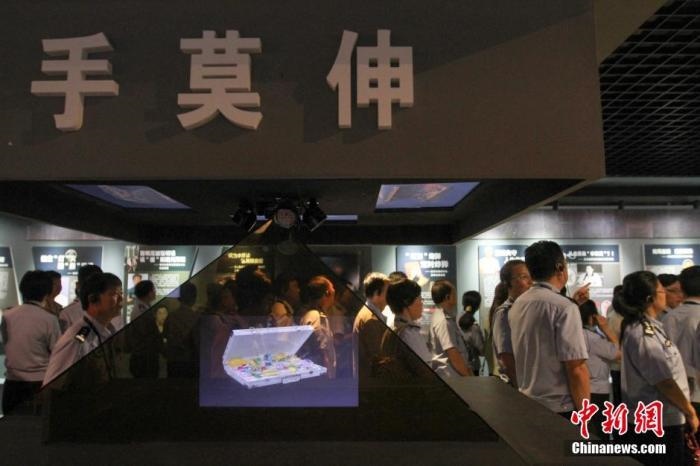 資料圖：2015年10月，海南省公安廳組織黨員干部前往反腐倡廉警示教育基地參觀受教。洪堅(jiān)鵬 攝