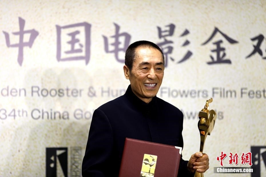 (資料圖：張藝謀以執(zhí)導(dǎo)《懸崖之上》榮膺最佳導(dǎo)演獎(jiǎng)。 <a target='_blank' href='/'>中新社</a>記者 呂明 攝)
