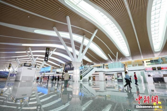 資料圖：貴陽(yáng)龍洞堡國(guó)際機(jī)場(chǎng)T3航站樓出發(fā)大廳。 瞿宏倫 攝