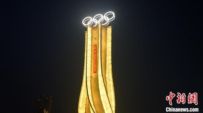 1月25日，由中建二局三公司承建的“海陀塔”順利竣工，奧運五環(huán)閃耀延慶冬奧賽區(qū)?！≈薪ǘ秩竟﹫D
