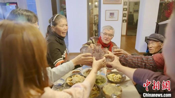 圖為賀歲紀(jì)錄片《“洋女婿”的中國年》劇照?！『h(yuǎn)航 攝