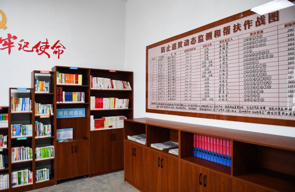 1月27日，段村村委會(huì)內(nèi)的防止返貧動(dòng)態(tài)監(jiān)測(cè)和幫扶作戰(zhàn)圖。新華社記者 柴婷 攝