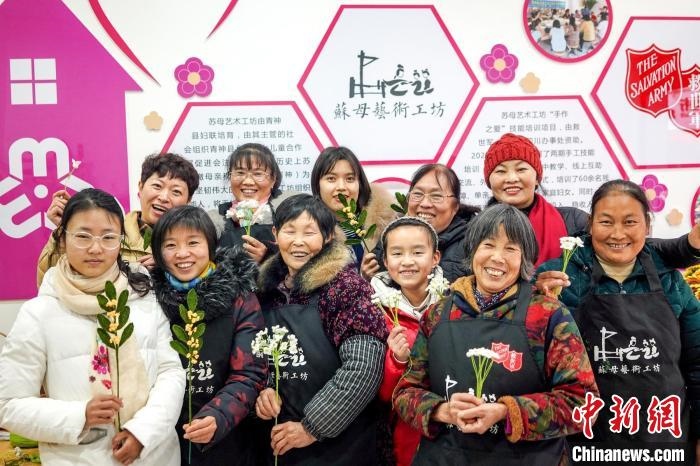 “蘇母藝術(shù)工坊”文創(chuàng)工作室的姐妹們?！」帕捡x 攝