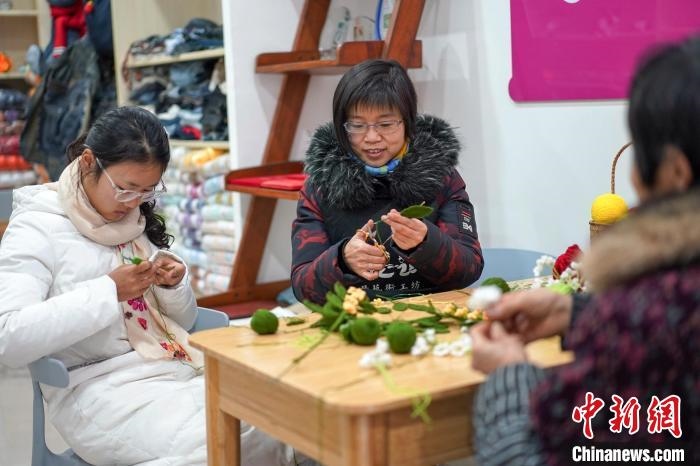 文創(chuàng)工作室的姐妹們正在鉤織月桂葉片?！」帕捡x 攝