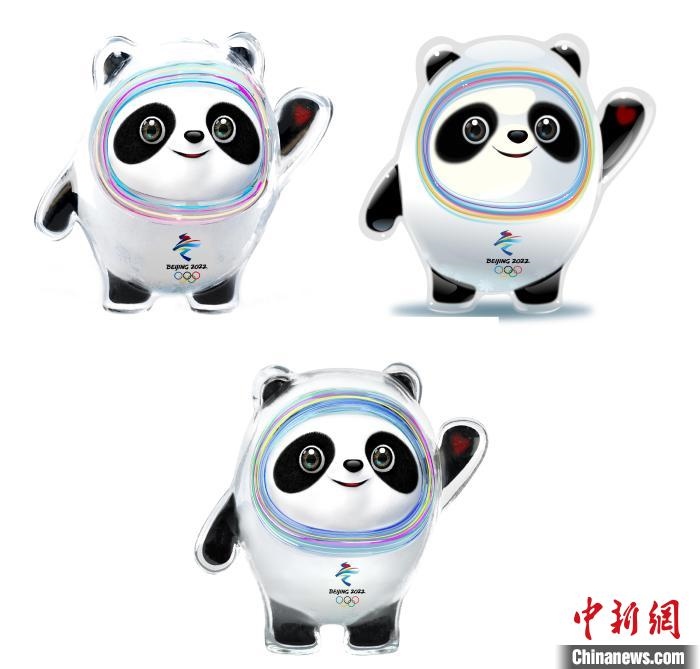 設(shè)計(jì)團(tuán)隊(duì)將“冰絲帶”的形象引入大熊貓后逐漸成型。上方兩個(gè)形象還是外八字腳，下方形象為最終定稿?！⑵皆乒﹫D