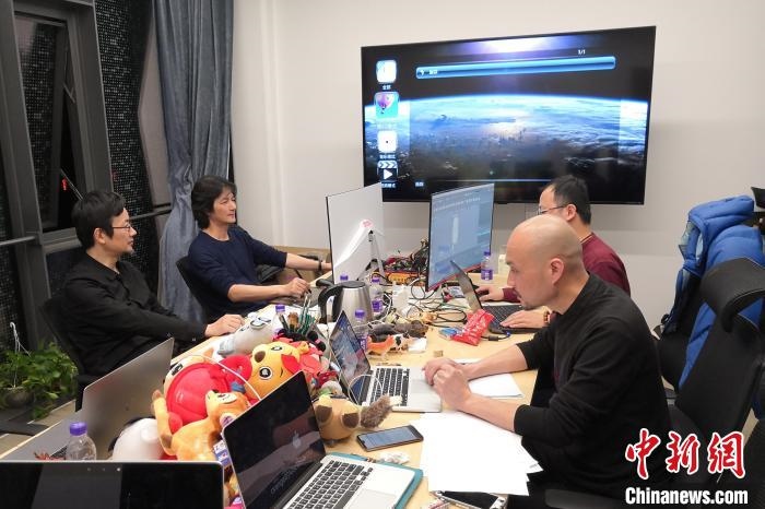 廣州美術(shù)學(xué)院曹雪、劉平云帶領(lǐng)的設(shè)計(jì)團(tuán)隊(duì)對(duì)北京冬奧會(huì)吉祥物加班加點(diǎn)進(jìn)行修改設(shè)計(jì)。(資料圖) 劉平云供圖