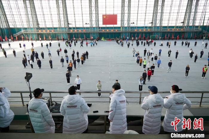 北京冬奧會閉幕式開始前，演員們在進行排練。　張文海 供圖