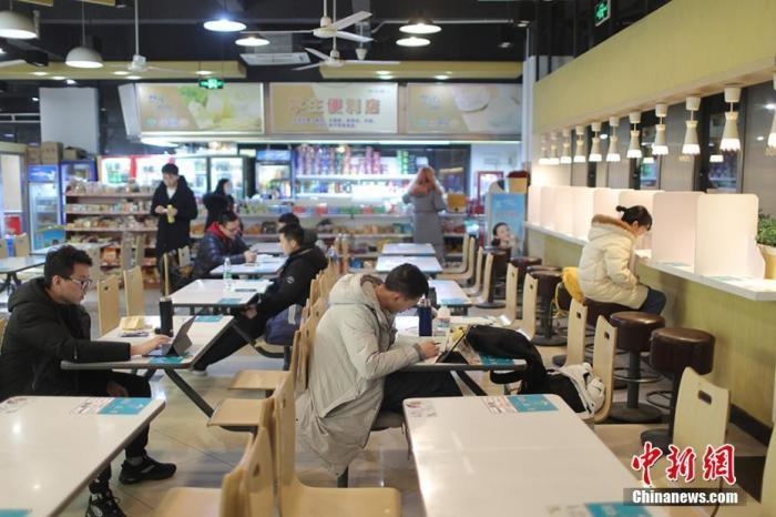 資料圖：考研學(xué)生在食堂內(nèi)復(fù)習(xí)。 泱波 攝