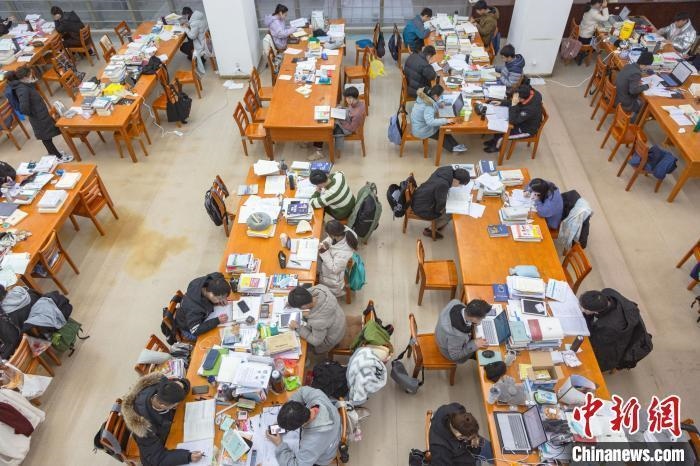 資料圖：南昌大學(xué)圖書館自習(xí)室內(nèi)，考生正在緊張復(fù)習(xí)?！⒘?攝