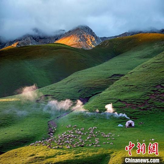 圖為作品《晨光炊煙》?！〗股?攝