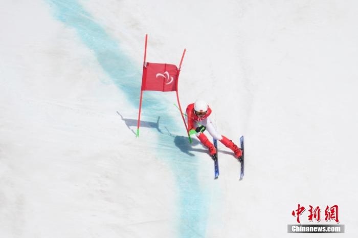 3月6日，中國選手梁景怡在比賽中。當日，北京2022年冬殘奧會殘奧高山滑雪男子超級大回轉(zhuǎn)-站姿決賽在國家高山滑雪中心舉行，中國選手梁景怡奪得冠軍。 <a target='_blank' href='/'>中新社</a>記者 劉冉陽 攝 　