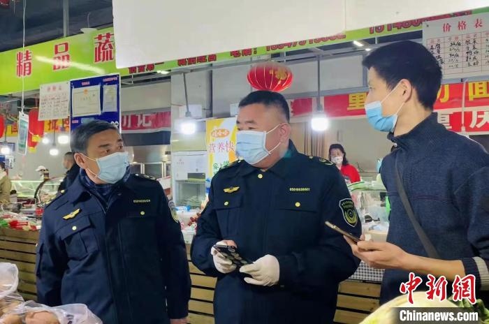 圖為執(zhí)法人員進(jìn)行調(diào)查?！±铈面谩z