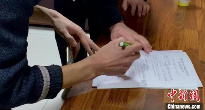 圖為現(xiàn)場下達(dá)詢問通知書?！±铈面?攝