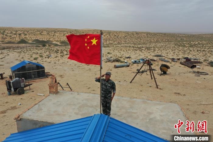 圖為每天升旗是謝寶民的必修課?！∈茉L者供圖