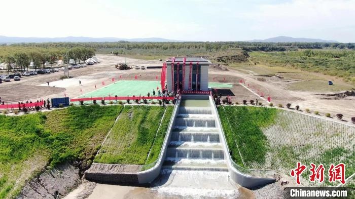 圖為生態(tài)補(bǔ)水現(xiàn)場?！》缎Э?攝