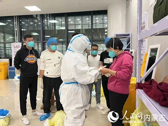 醫(yī)護(hù)人員正在方艙醫(yī)院工作。呼和浩特市第一醫(yī)院供圖