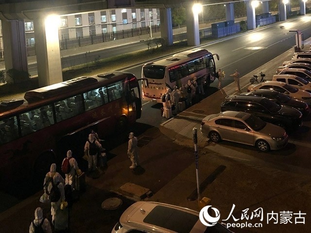高校學(xué)生有序登車，前往隔離點(diǎn)。內(nèi)蒙古教育廳供圖