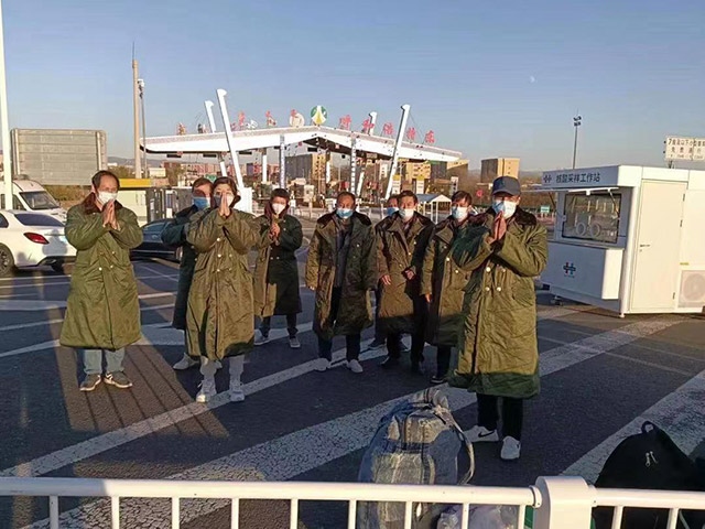 護(hù)送農(nóng)民工安全返鄉(xiāng)。賽罕區(qū)民政局供圖