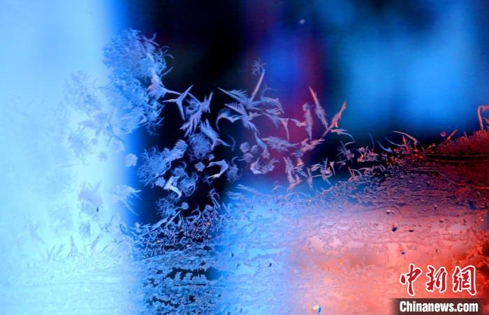 點(diǎn)點(diǎn)冰花像一個(gè)個(gè)小精靈?！O書(shū)程 攝