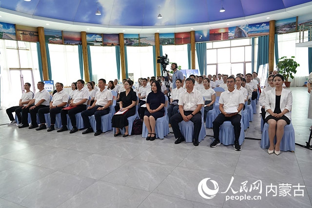 與會(huì)人員共同觀(guān)看科右中旗牛產(chǎn)業(yè)高質(zhì)量發(fā)展專(zhuān)題片。苑曉睿攝