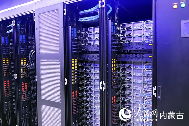 內(nèi)蒙古高性能計算公共服務(wù)平臺機房。人民網(wǎng)記者 苗陽攝