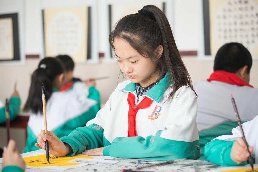 北重一小，學(xué)生正在書(shū)寫(xiě)毛筆字 (2).jpg