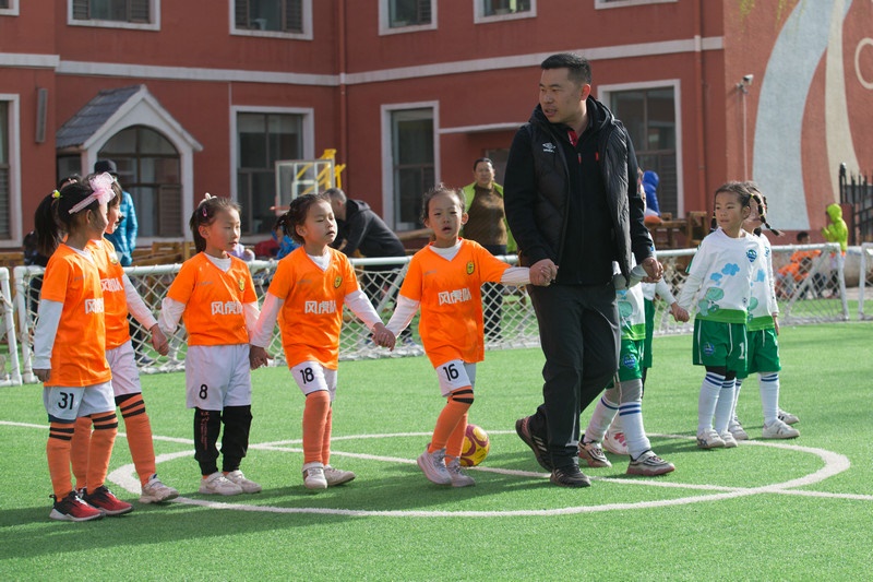 8.趣味比賽結(jié)束后，足球教師武穆帶領(lǐng)孩子們到場邊謝場.jpg
