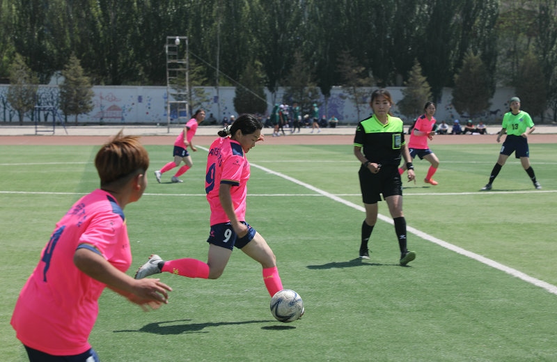 3.大學生足球聯(lián)賽本科組比賽現(xiàn)場，內(nèi)蒙古民族大學（粉色）對陣呼和浩特民族學院.JPG