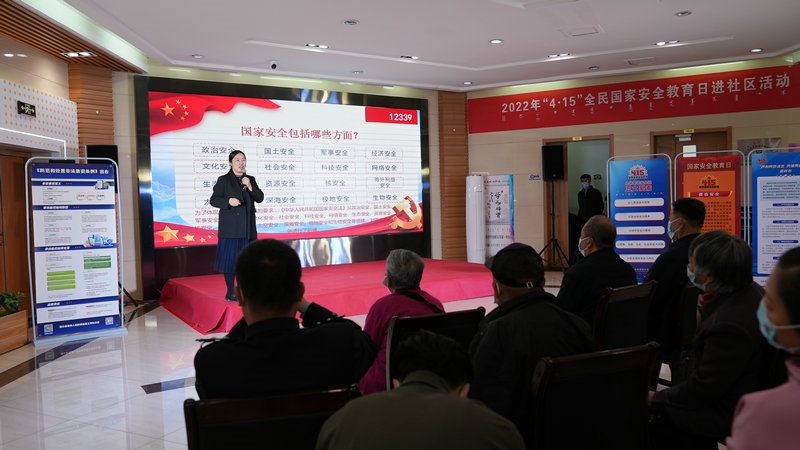 線下聯(lián)合各國(guó)家安全委員單位同步開(kāi)展“國(guó)家安全進(jìn)社區(qū)”活動(dòng)，現(xiàn)場(chǎng)通過(guò)以國(guó)家安全知識(shí)問(wèn)答為主線，穿插烏蘭牧騎演出、國(guó)家安全宣講、發(fā)放國(guó)家安全法律法規(guī)讀本等形式，圍繞什么是國(guó)家安全、國(guó)家安全包含哪些內(nèi)容、如何維護(hù)國(guó)家安全等方面，為社區(qū)老百姓開(kāi)展宣傳宣講，同時(shí)作為現(xiàn)場(chǎng)“進(jìn)社區(qū)”活動(dòng)與線上直播活動(dòng)連線，把現(xiàn)場(chǎng)熱烈氣氛帶到網(wǎng)絡(luò)，與大家共同分享。 (4)_副本.jpg