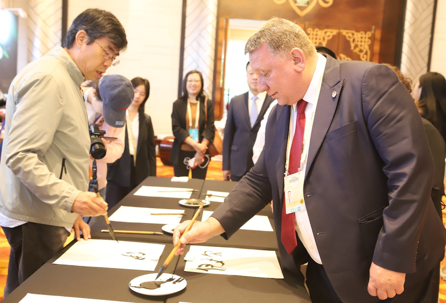 非遺、書法、文創(chuàng)齊亮相！2025年國家重要橋頭堡智庫論壇讓中外嘉賓讀懂北疆文化