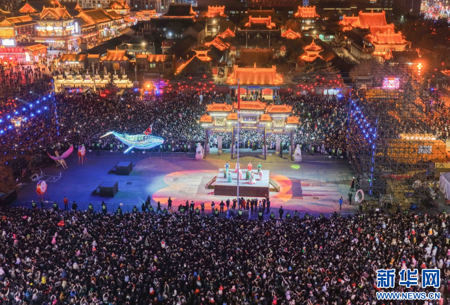 2025年12月31日晚，呼和浩特市玉泉區(qū)塞上老街旅游休閑街區(qū)跨年夜活動現(xiàn)場游人如織。新華網(wǎng)發(fā)（丁根厚 攝）.jpg