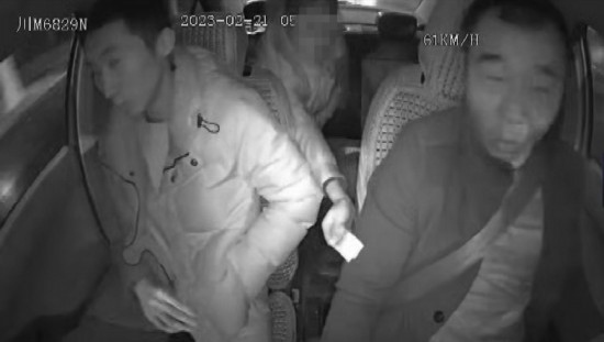 凌晨女子打車到江邊，并掏出百元大鈔給司機(jī)稱不用找了。資陽公安供圖