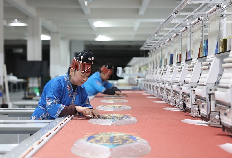 2023年2月13日，貴州省黔東南苗族侗族自治州施秉縣工業(yè)園區(qū)，工人在機繡車間作業(yè)。