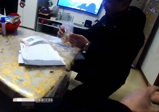 失主對照清單清點黃金等貴重物品。資陽市公安供圖