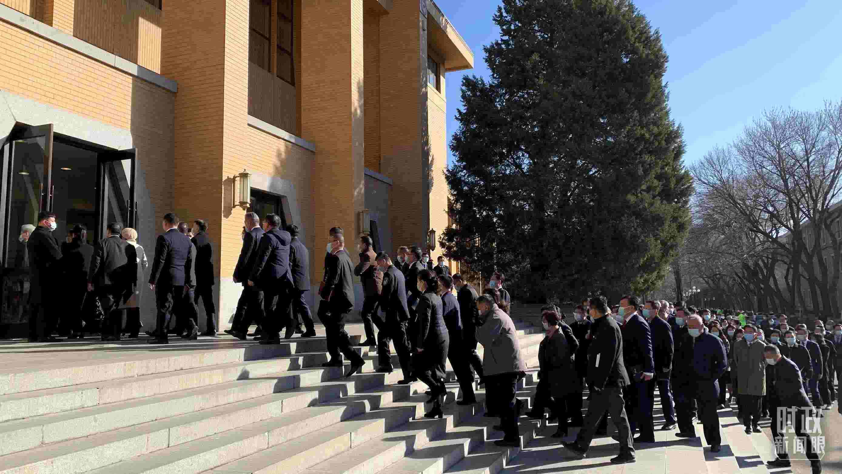 △參加這次慶祝大會(huì)暨開(kāi)學(xué)典禮的與會(huì)人員正在步入會(huì)場(chǎng)。（總臺(tái)央視記者段德文拍攝）