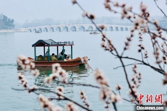 20日，頤和園游船開航。<a target='_blank' data-cke-saved-href='/' href='/'><p align=